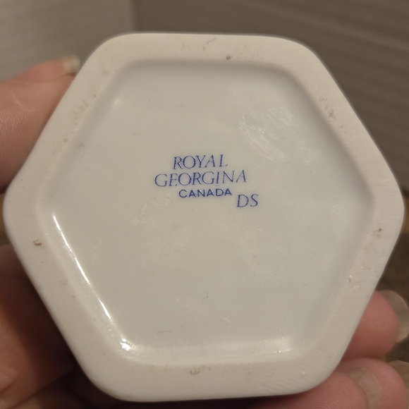 Royal Georgina Hexagonal Porcelain Trinket Box - Picture 6 of 10